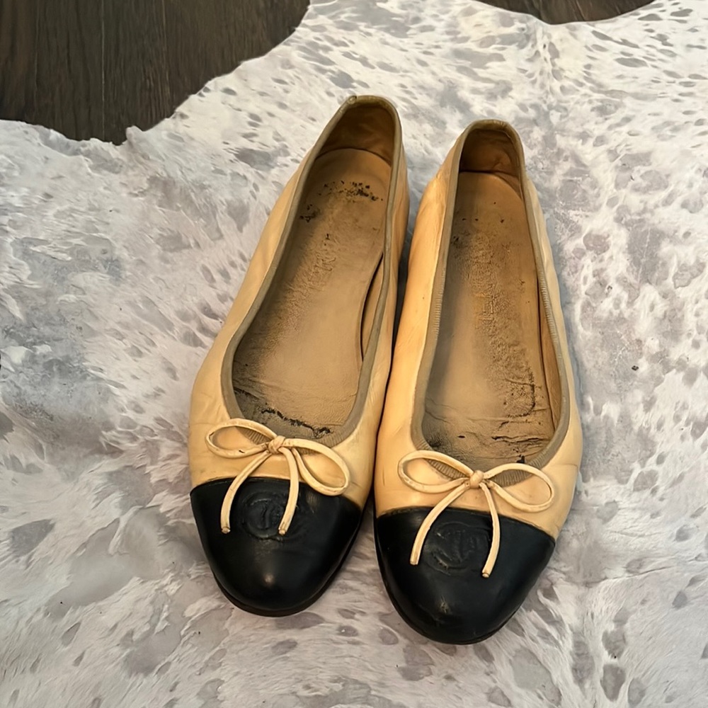 Chanel flats. Very worn. Size 38